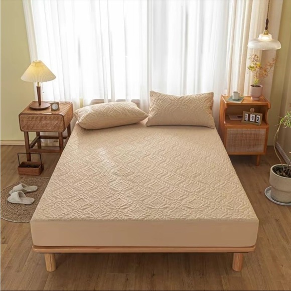 Leaf Pattern Waterproof Mattress Cover without Pillowcase, Soft Breathable - Picture 3 of 3